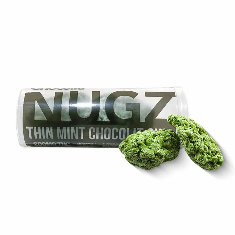 Bourgeons de cannabis à côté d'un contenant transparent de Nugz